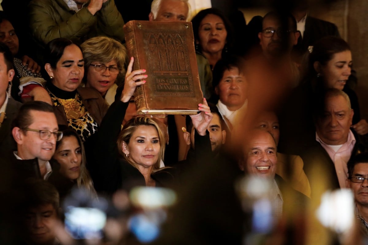 Senadora Jeanine Anez segura a Bíblia após se declarar presidente interina da Bolívia. (Foto: Reuters/Marco Bello)