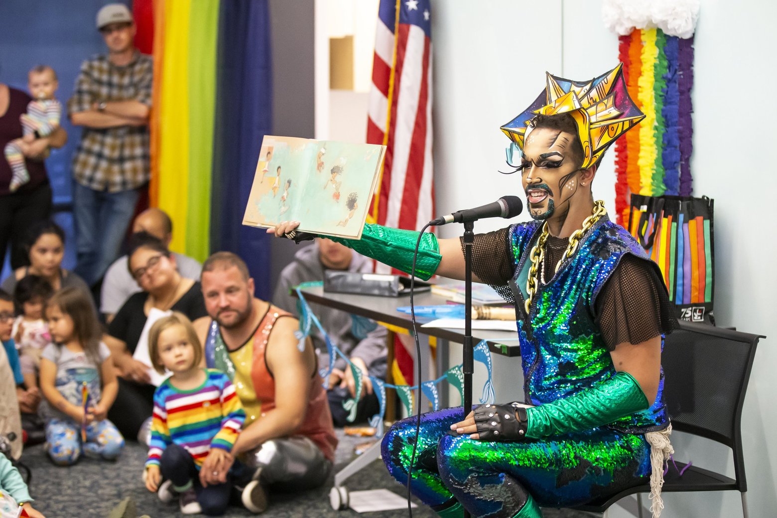 O momento de histórias contadas a crianças por Drag Queens era restrito às bibliotecas públicas nos EUA, porém agora, escolas públicas também estão aderindo ao programa. (Foto: The Seattle Times)