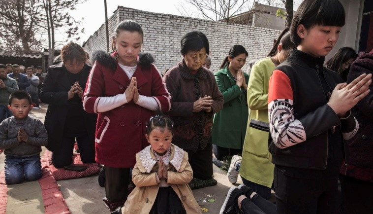 Cristãos participam de cerimônia na China. (Foto: Getty Images/Kevin Frayer)