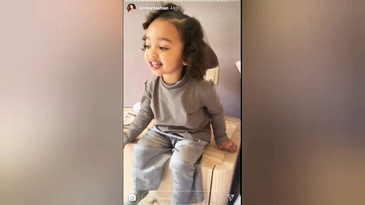 A pequena Chicago já ultrapassou 3 milhões de curtidas, cantando no Instagram de sua mãe, Kim Kardashian West. (Imagem: Instagram / Reprodução)