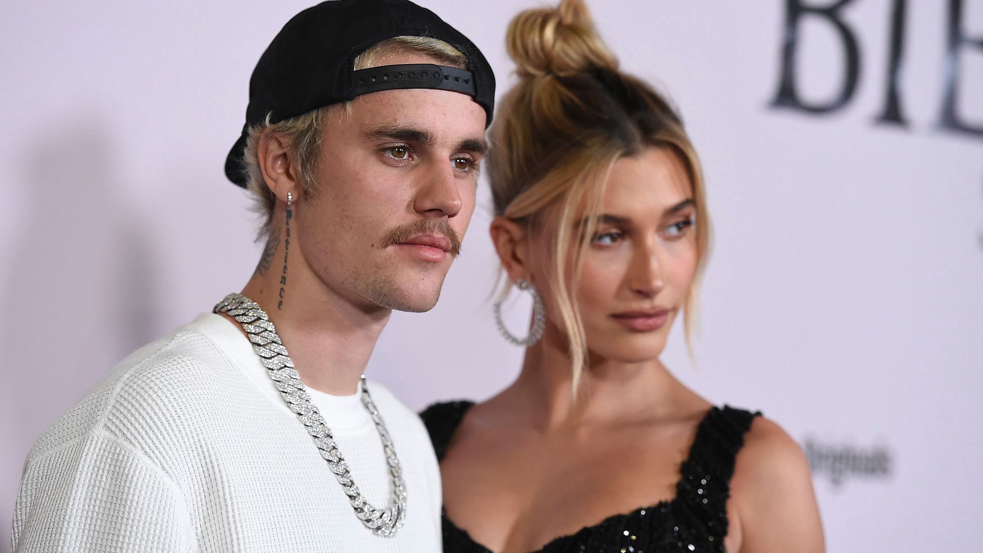 Justin Bieber ao lado da esposa, Hailey Bieber. (Foto: Jordan Strauss/Invision/AP/Shutterstock)