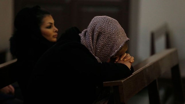 Cristãs oram em igreja no Irã. (Foto: The Hill)