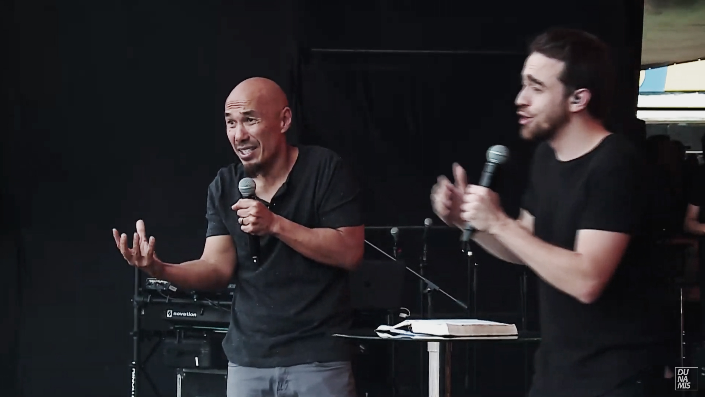 O pastor Francis Chan em ministração no The Send Brasil, no Estádio do Morumbi. (Foto: Reprodução/The Send)