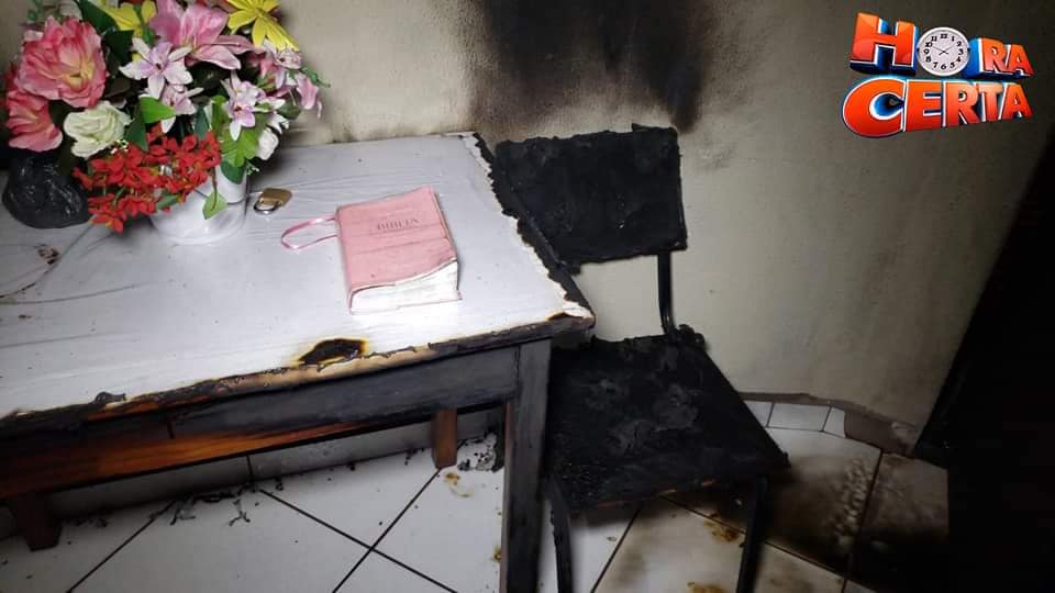 Bíblia fica intacta em incêndio, em Campo Mourão. (Foto: Reprodução/Facebook)