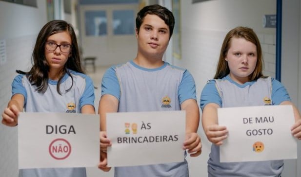 Alunos posam com pedido para que colegas recusem brincadeiras perigosas. (Foto: Davner Toledo / Notícias Adventistas)