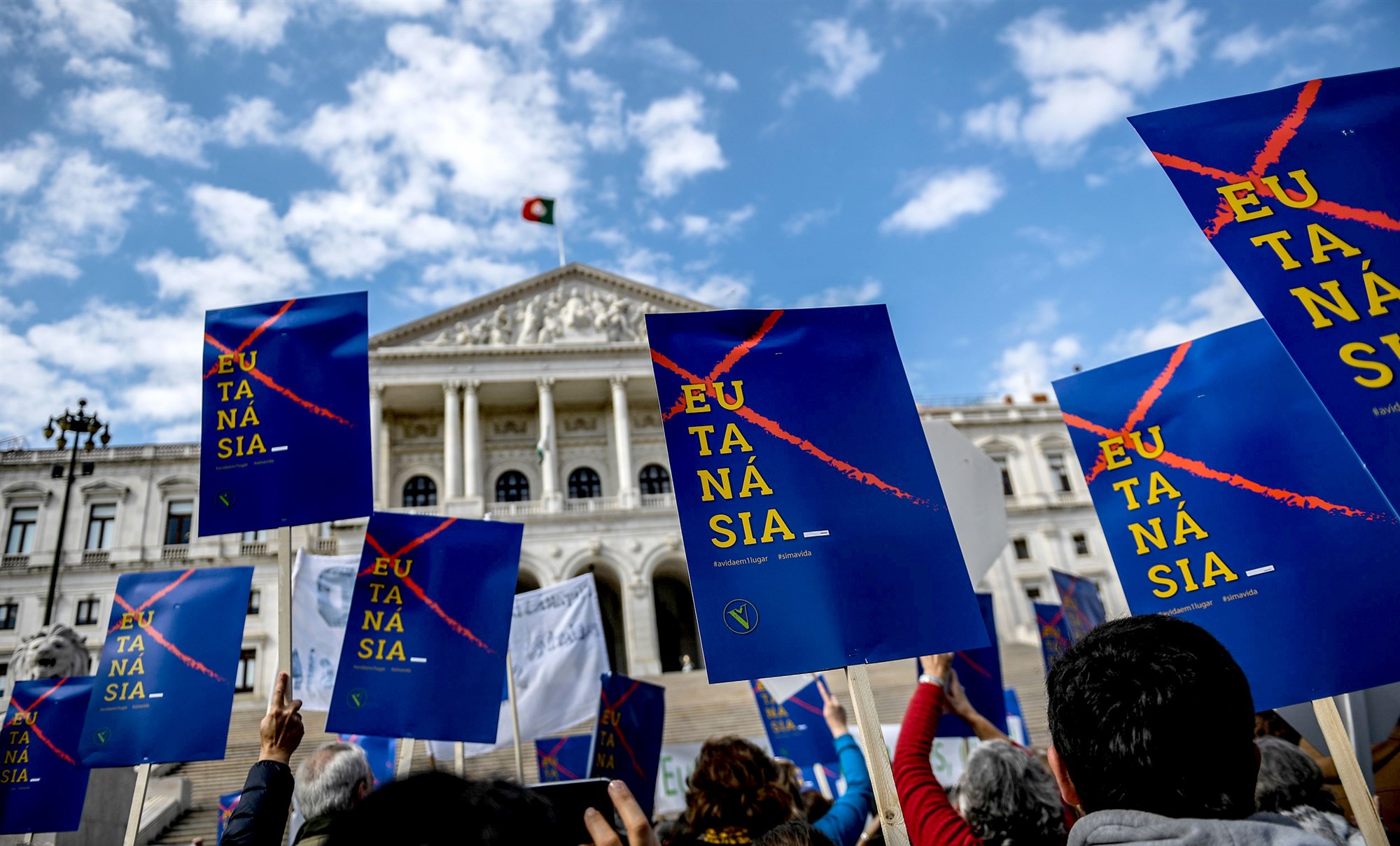 Manifestantes contra a descriminalização da eutanásia em frente ao parlamento português na quinta-feira (20). (Foto: Patricia de Melo Moreira / AFP – Getty)