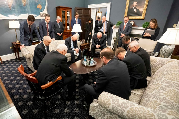 Vice-presidente dos EUA, Mike Pence, em momento de oração com a Força-Tarefa do Coronavírus. (Foto: Casa Branca/D. Myles Cullen)