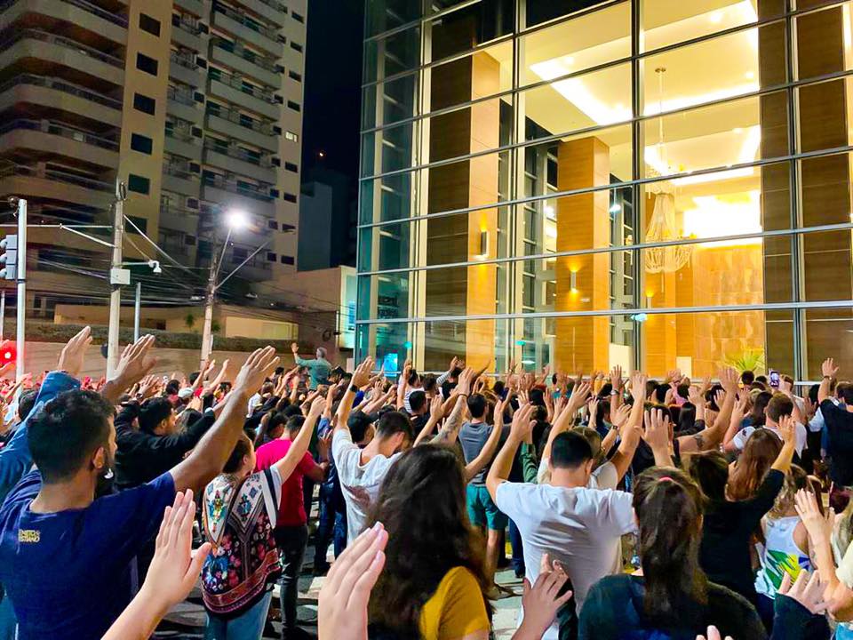 Centenas de pessoas intercederam pelos jovens de Ribeirão Preto, em frente ao Shopping Santa Úrsula. (Foto: Pedro Paulo Rosa)