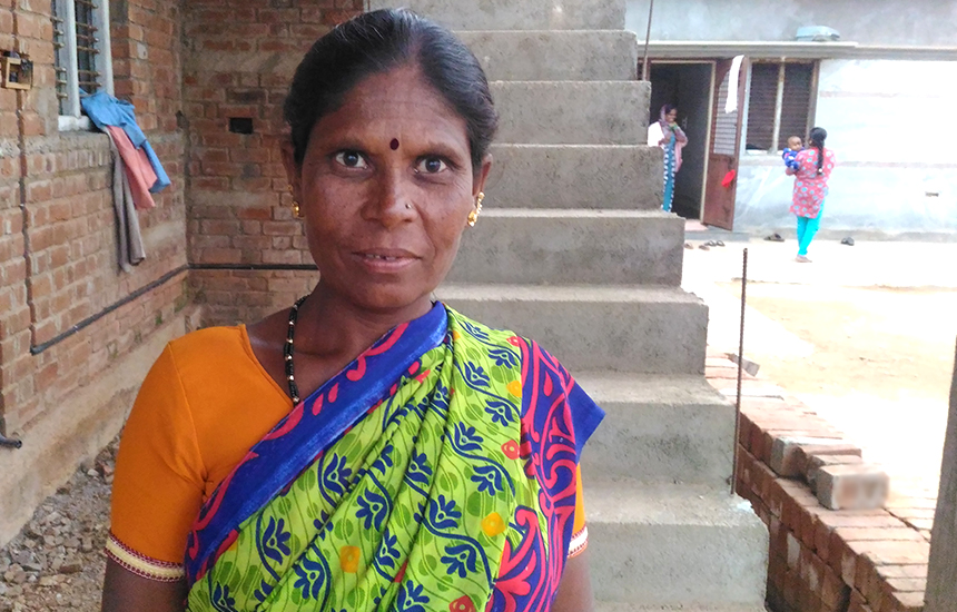 Haida, ex-prostituta que agora está sendo alfabetizada pela Mission India. (Foto: Reprodução/MNN Online)