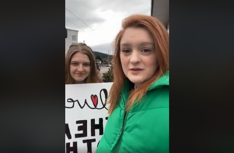 Estudantes se manifestaram em oração do lado de fora de clínica de aborto. (Foto: Students for Life of America)