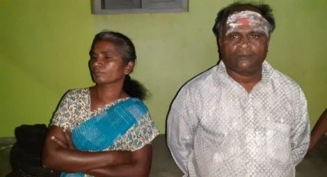 Babu Phinegas e sua esposa Esther, após sofrerem agressões dos nacionalistas hindus. (Foto: Reprodução/CSW)