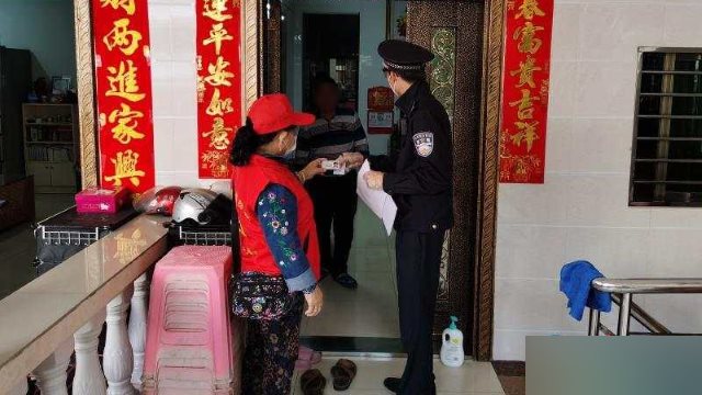 Na cidade de Sanya, na província de Hainan, um membro da equipe da comunidade, juntamente com um policial, vai de porta em porta para verificar as informações de identificação dos residentes. (Foto: Reprodução/Bitter Winter)