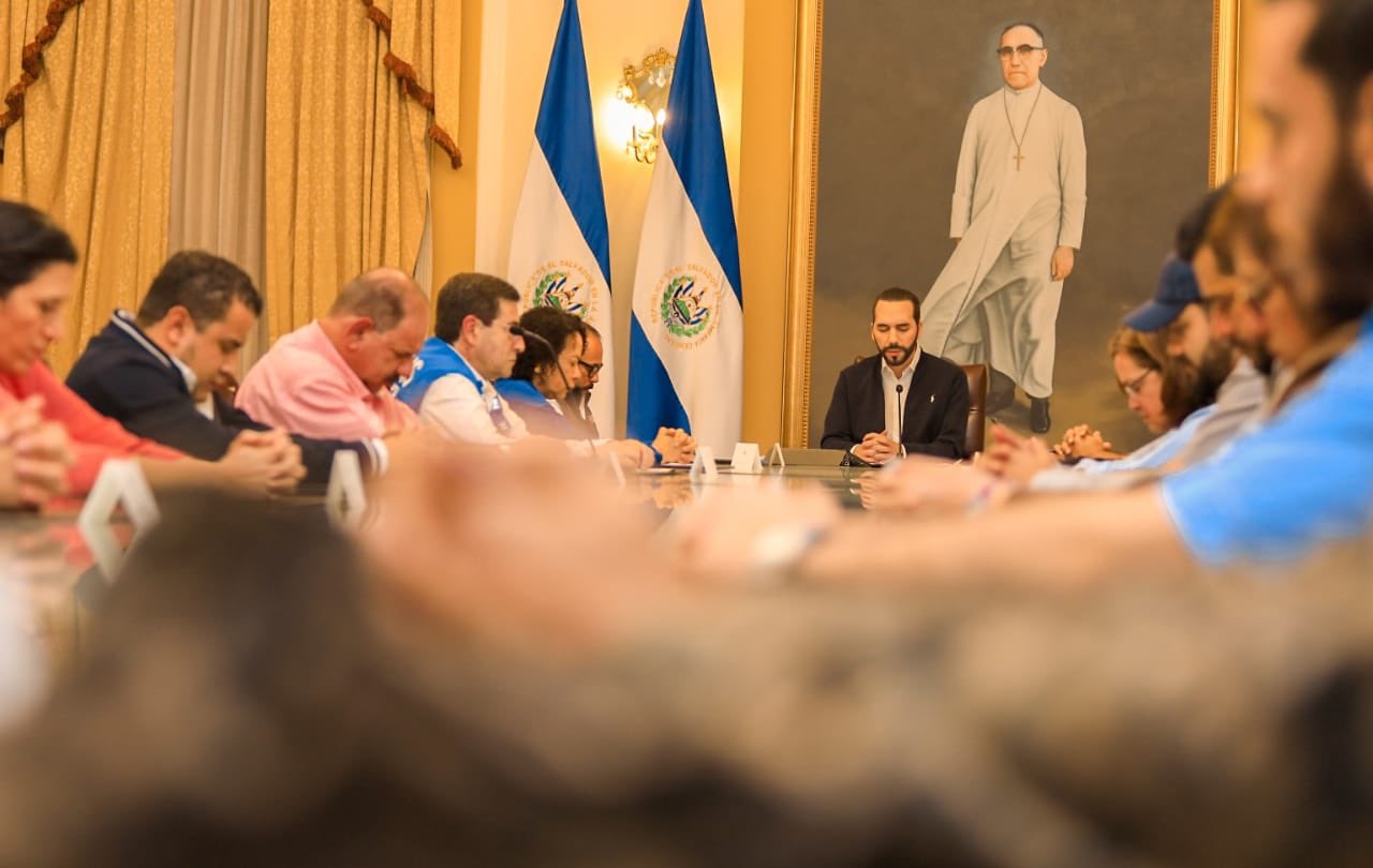 Presidente de El Salvador, Nayib Bukele, liderou um momento de oração com membros do governo. (Foto: Twitter/Casa Presidencial)