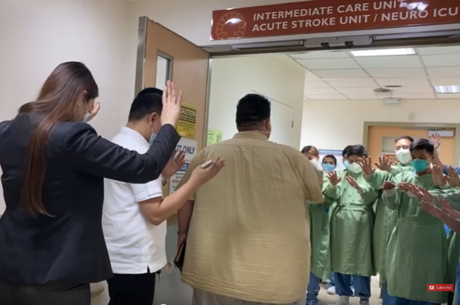 O bispo Joseph Castillo evangelizou e orou pela equipe de um hospital em Manila, nas Filipinas. (Foto: Joseph Castillo/Facebook)