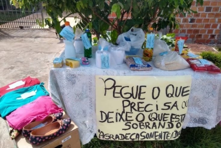 Dalci de Lima montou uma mesa em frente à sua casa com doações para aqueles que perderam renda. (Foto: Arquivo pessoal)