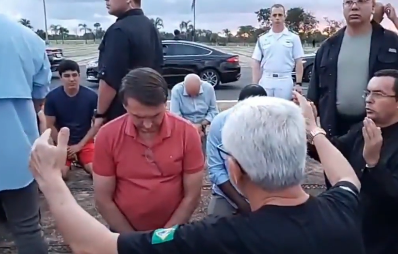 Jair Bolsonaro recebe orações em frente ao Palácio da Alvorada. (Foto: Divulgação)