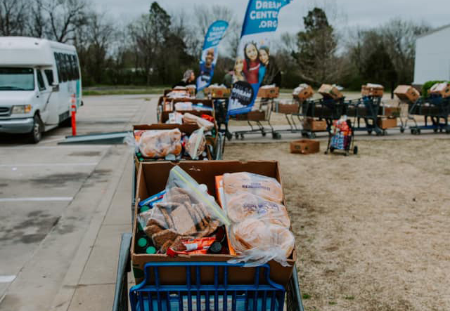 Igreja nos EUA está se mobilizando para alimentar famílias que perderam renda. (Foto: Victory Church)