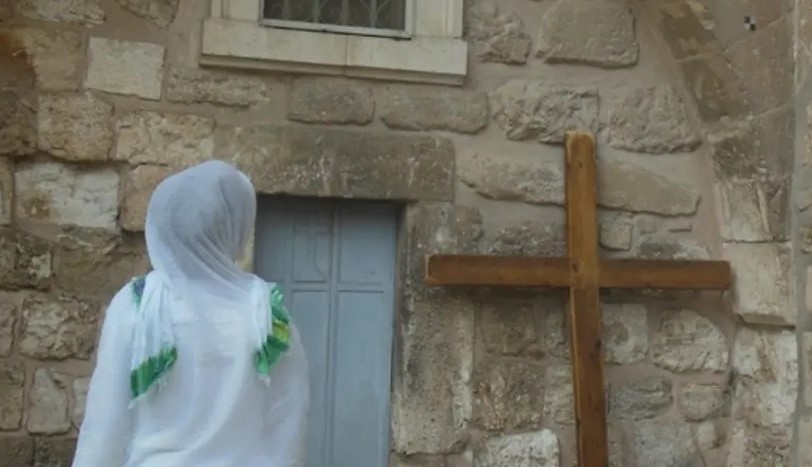 Mulher egípcia em frente à igreja cristã. (Foto: Reprodução/Ariel Cohen)