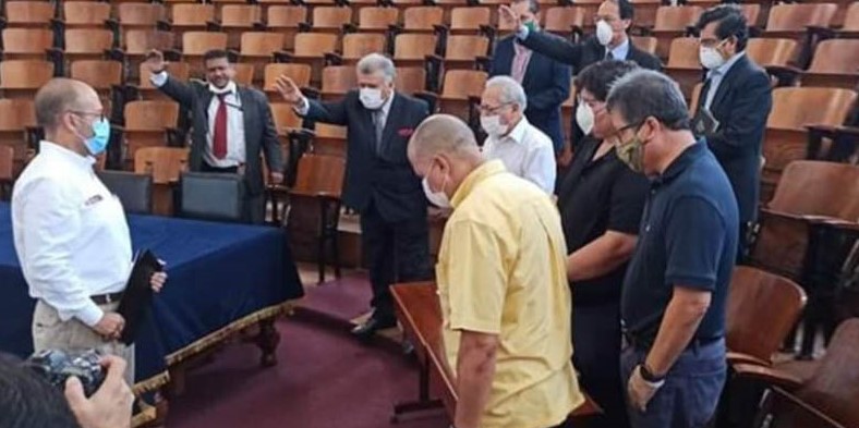 O ministro da Saúde do Peru, Víctor Zamora, recebe orações de líderes evangélicos. (Foto: Reprodução/Evangélico Digital).