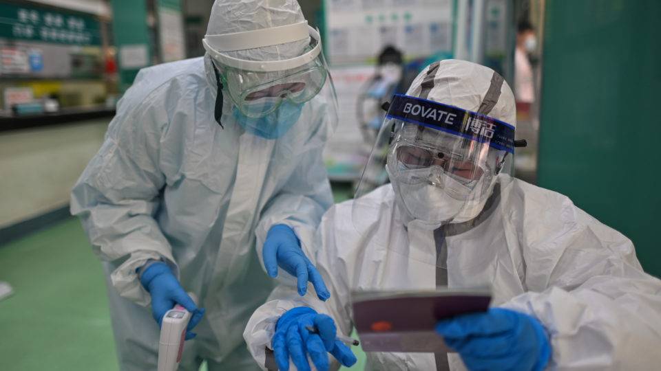 Equipe de saúde coleta amostras para exames de coronavírus em Wuhan, China. (Foto: Hector RETAMAL/AFP)