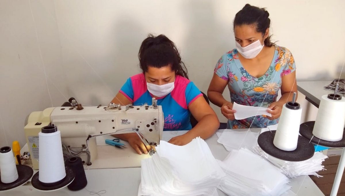 Mulheres costuram máscaras para serem doadas em Nova Veneza (SC). (Foto: Reprodução/Portal Veneza)