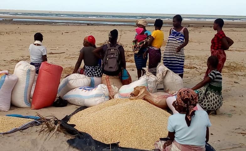 Barcos estão sendo usados para distribuir alimentos na África. (Foto: Missão Mãos Estendidas)