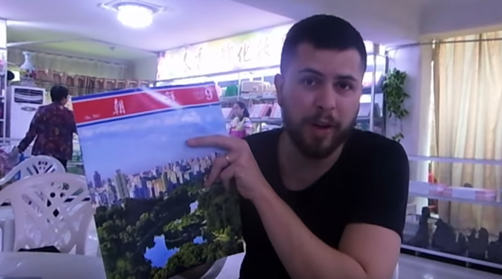 Rafael Diedrich leu trecho da Bíblia escondido dentro de publicação local, na Coreia do Norte. (Foto: Reprodução/YouTube)
