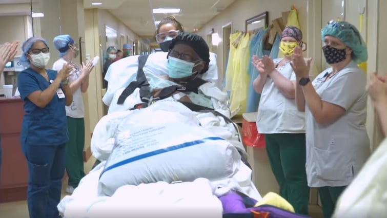 Maude Burke teve uma saída emocionante do hospital Phoebe, em Albany, Geórgia / EUA. (Imagem: Facebook)