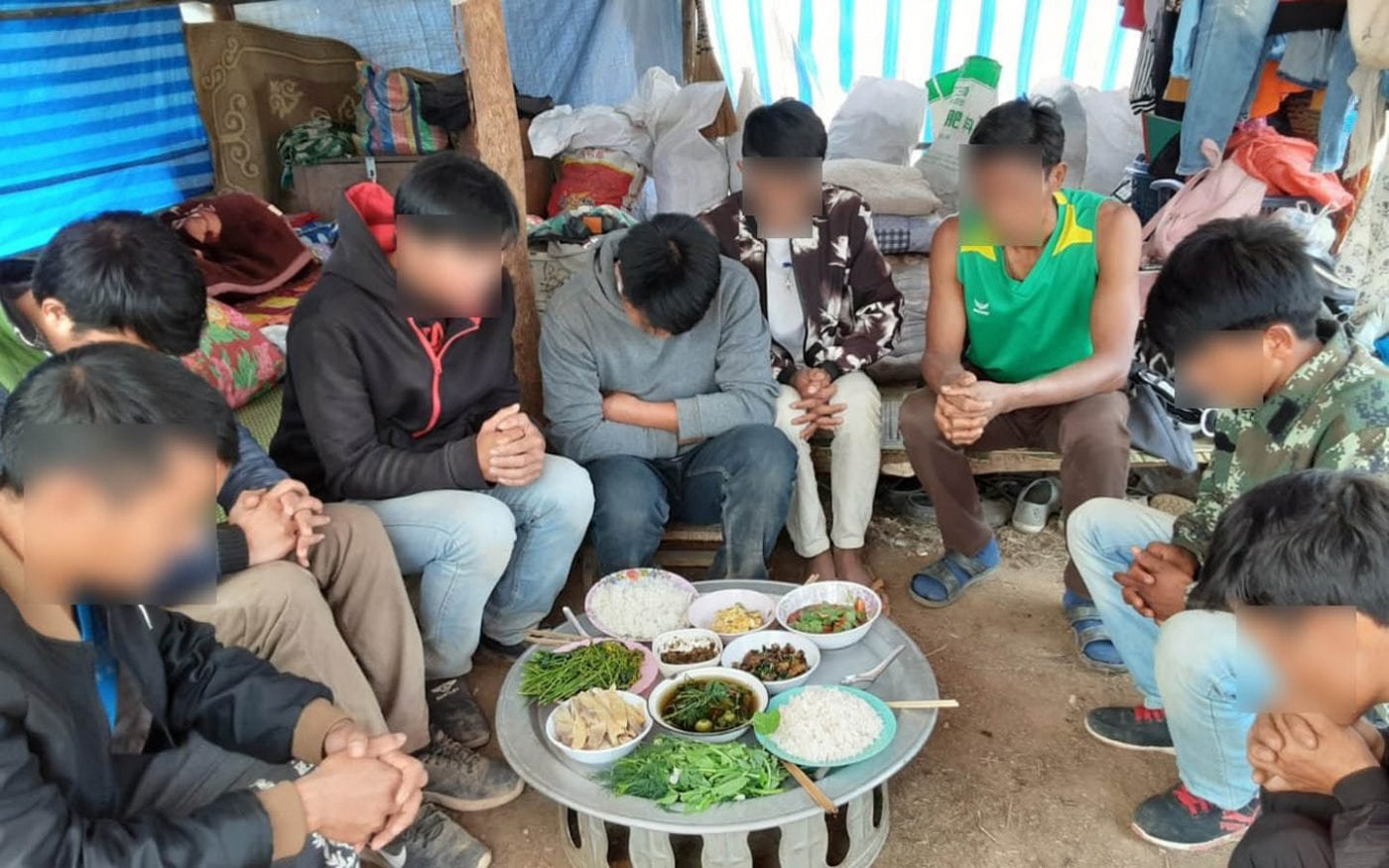 Cristãos comem em abrigo improvisado no Laos. (Foto: Portas Abertas - EUA)