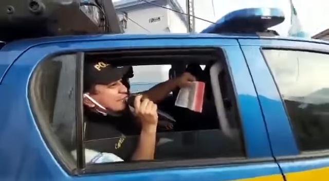 Policiais proclamam Jesus em suas viaturas nas ruas da Guatemala. (Foto: Reprodução)