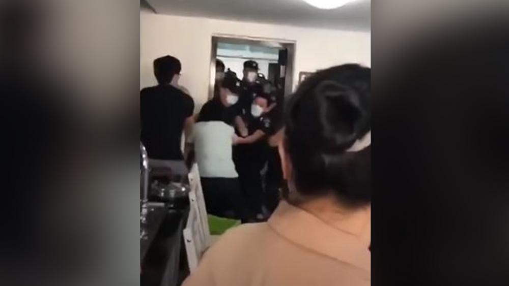 Cristãos foram agredidos por policiais que interromperam um culto no sudeste da China. (Imagem: Youtube / Reprodução)