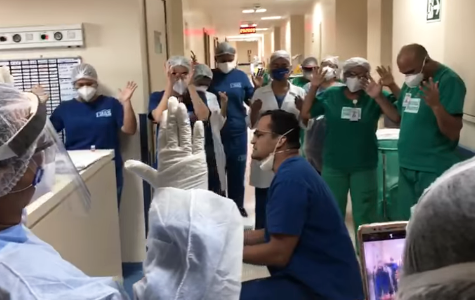 Médico faz oração durante plantão no hospital Abelardo Santos, em Belém. (Foto: Reprodução)
