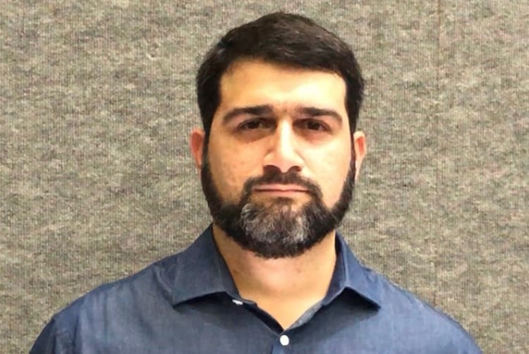 Pastor JonatasCupello é autor do livro 'O agir de Deus em meio ao Caos' e está usando o lucro das vendas para comprar cestas básicas para famílias necessitadas. (Foto: Arquivo pessoal)