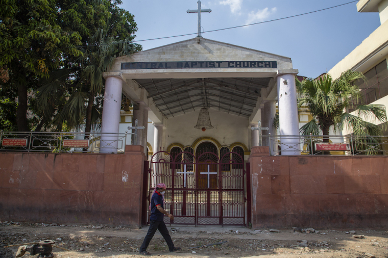 Homem passa em frente a Igreja Batista (Foto: Getty Images/Yawar Nazir)