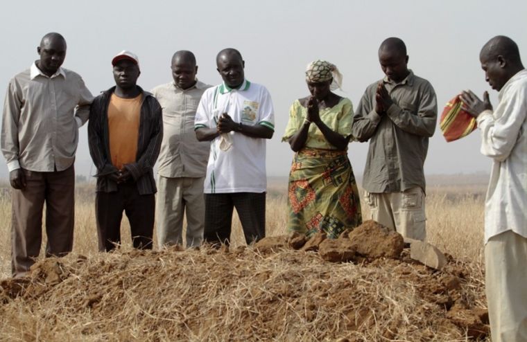 Membros de uma família cristã choram pela morte três parentes que foram mortos por terroritas Fulani armados em Jos, estado de Plateau, Nigéria. (Foto: Reuters)