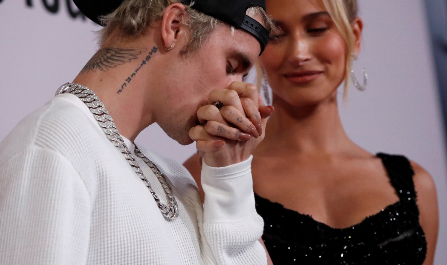 Justin Bieber beija a mão de sua esposa, Hailey Baldwin, na estréia do documentário “Justin Bieber: Seasons” em Los Angeles. (Foto: Reuters/Mario Anzuoni)