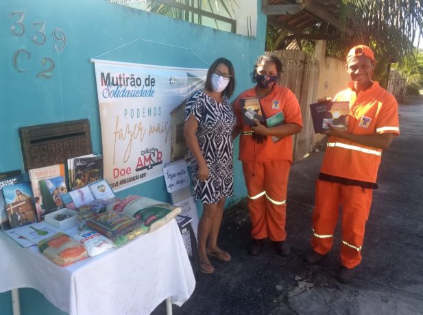 A mesa solidária despertou a atenção de dois profissionais de limpeza urbana que quiseram pegar livros religiosos. (Foto: Arquivo pessoal)