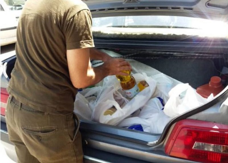 Cristãos usaram de seus próprios recursos para comprar alimentos e doar a famílias necessitadas de suas comunidades. (Foto: Portas Abertas - EUA)