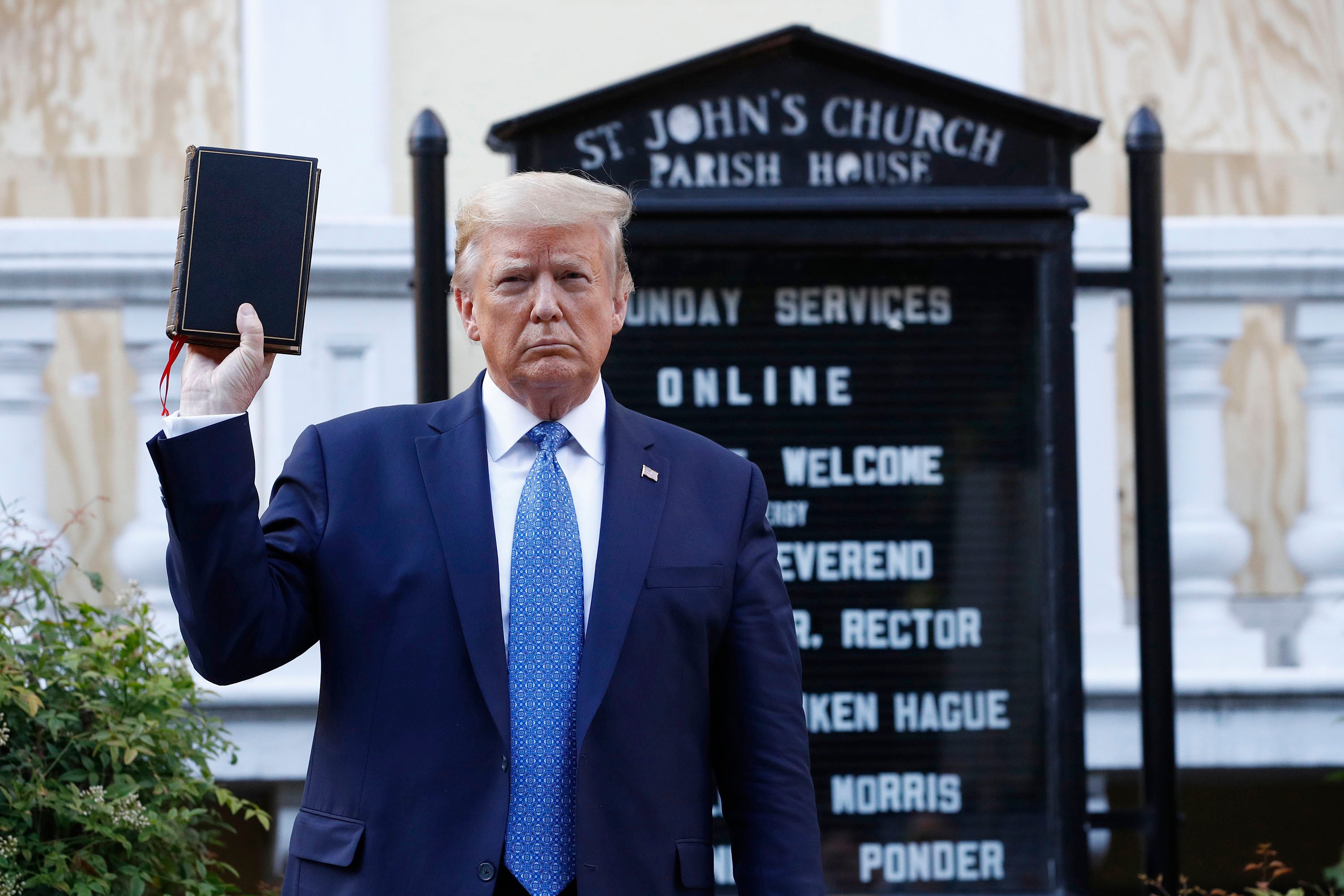 Donald Trump segura uma Bíblia enquanto visita a Igreja de St. John, próxima à Casa Branca. (Foto: AP/Patrick Semansky)