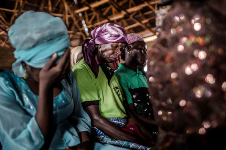 Uma mulher cristã ora enquanto assiste ao culto de domingo na Igreja Ecwa,no Estado de Kaduna, Nigéria, em 14 de abril de 2019. (Foto: LUIS TATO/AFP via Getty Images)