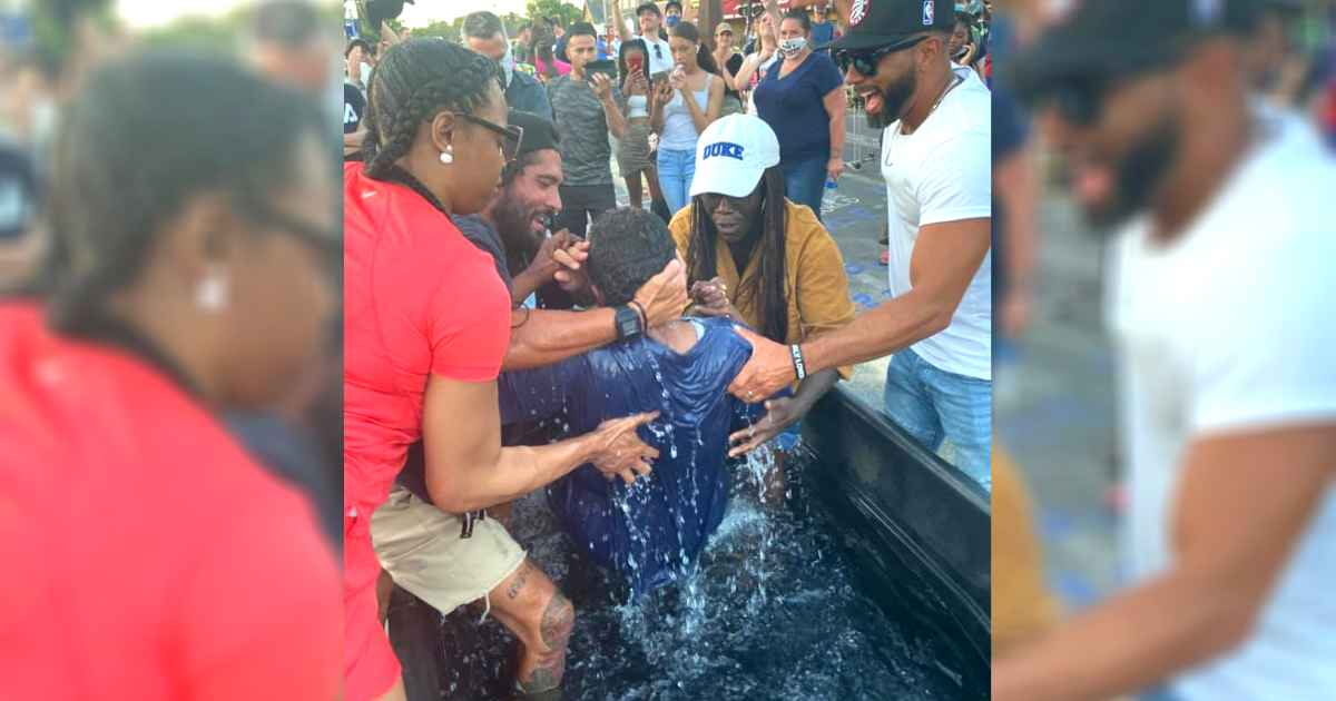 Homem é batizado durante evangelismo em área onde George Floyd foi morto. (Foto: Facebook)