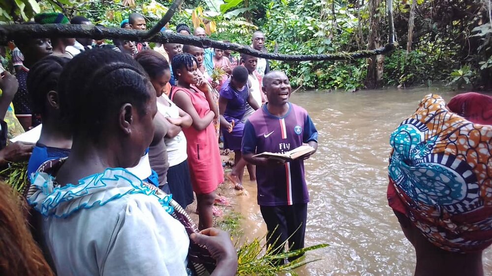 Pastor prega na floresta, em Camarões. (Foto: Reprodução/Novo)
