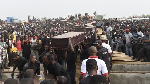 Cristãos são sepultados em tempos de massacre na Nigéria. (Foto: Intersociety)