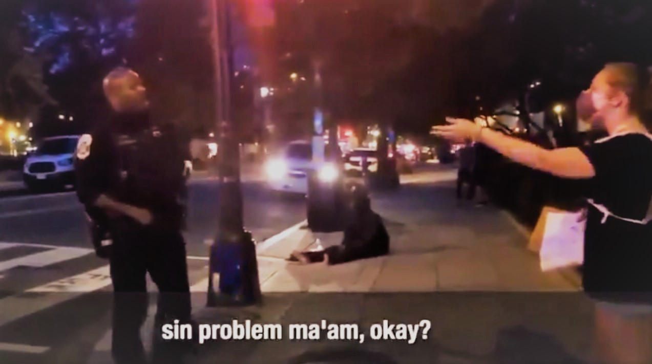 O policial exortou a ativista com uma mensagem bíblica. (Imagem: Twitter / Reprodução)