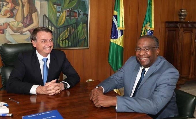 O presidente Jair Bolsonaro ao lado do novo ministro da Educação, Carlos Alberto Decotelli da Silva. (Foto: Reprodução/Twitter)