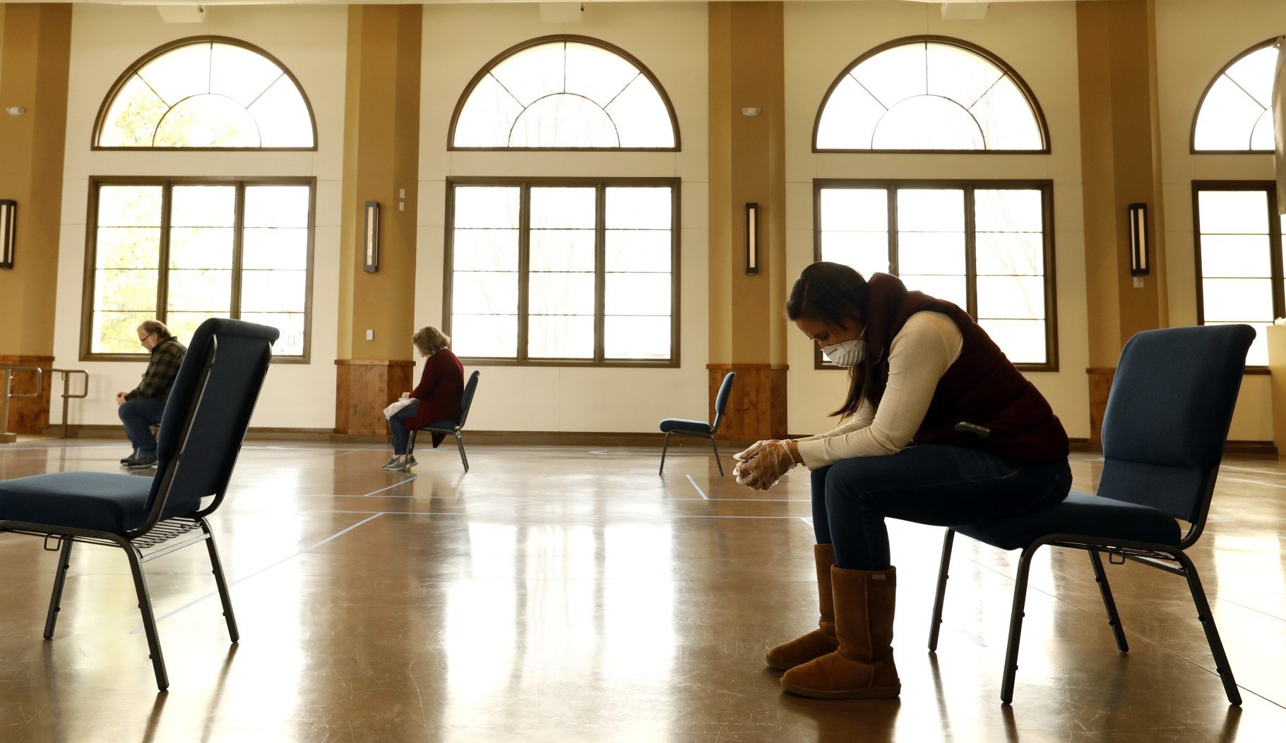 Membros observam o distanciamento social e outras precauções para realização de cultos. (Foto: Carolyn Cole / Los Angeles Times)