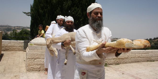 Os sacerdotes judeus trazem a oferta de Omer em preparação para o Terceiro Templo. (Foto: Reprodução/Adam Propp)