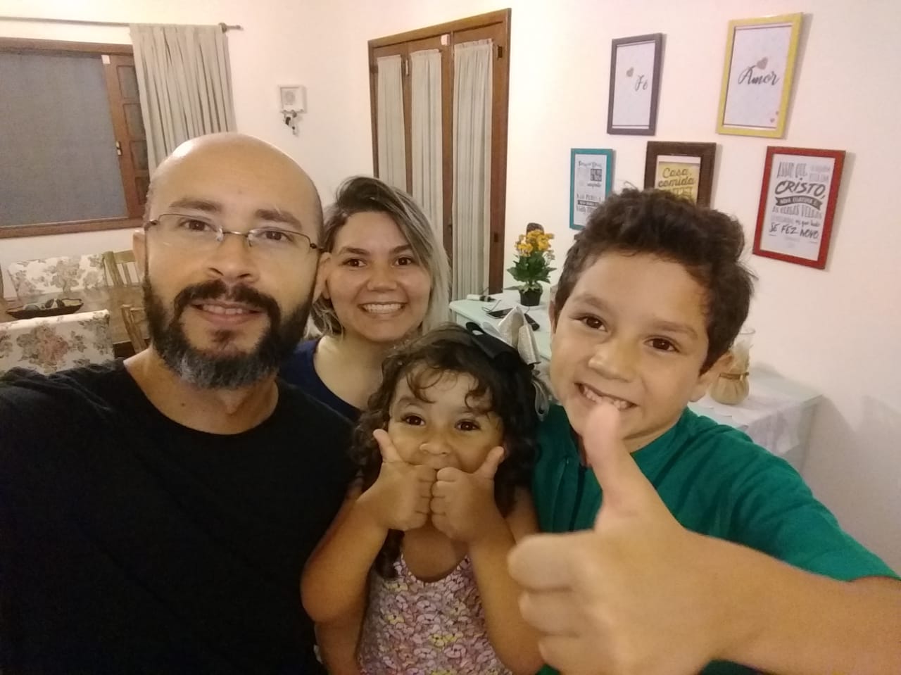 Pastor Tiago Moura, sua esposa, Tayanny Moura, e os filhos Henrique e Rebeca. (Foto: Verbo da Vida)