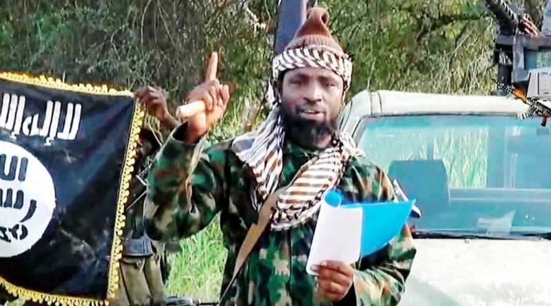Terrorista do Boko Haram com bandeira do Estado Islâmico. (Foto: Reprodução / Fileo)