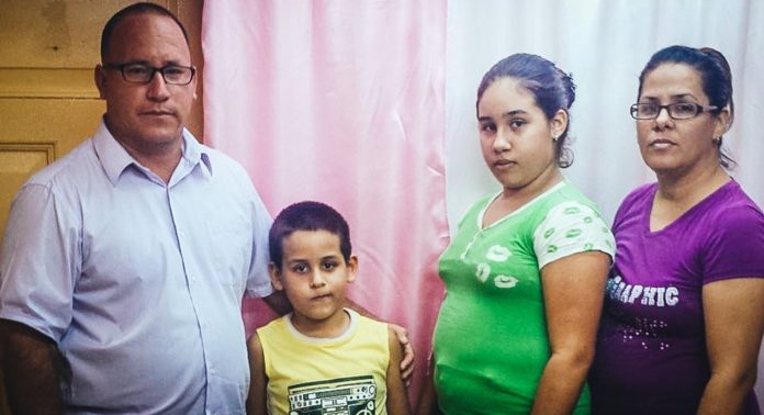 O Pr. Ramón Rigal ao lado da esposa Ayda Expósito e dos filhos. (Foto: Reprodução / Periodic Cubano)